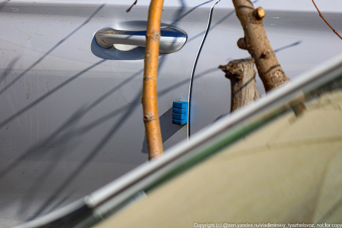 Впору оснащать машины с ассистентом парковки вот такими поролоновыми кубиками на дверях, чтобы в случае чего не поцарапать кузов