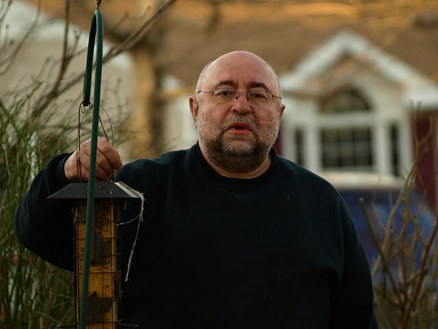 Михаэль Дорфман. Подкармливает птиц в Америке, размышляет о происхождении евреев. Источник изображения - wikipedia.org