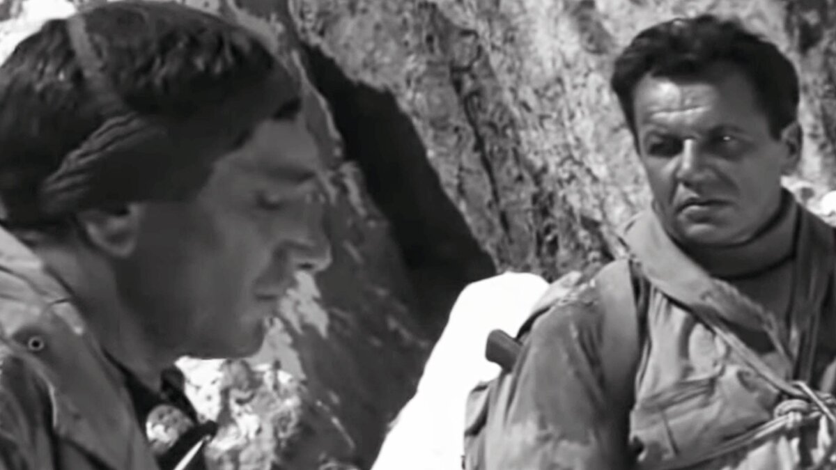"Кадр из фильма "Белый взрыв". Артем Арсенов (Армен Джигарханян) и Вадим Баранов (Анатолий Игнатьев).