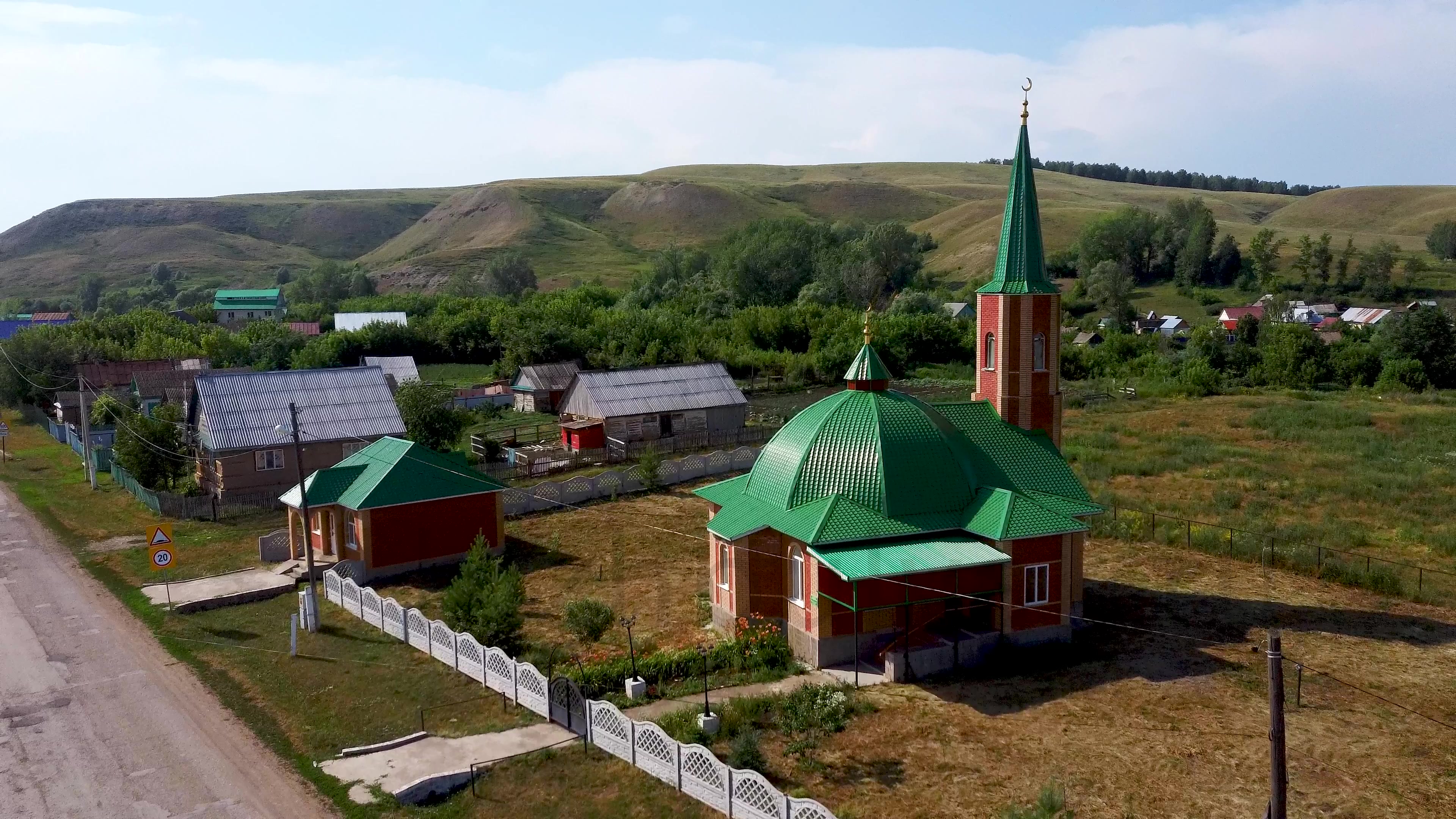 Гайниямак Альшеевский район. Откройте для себя неизведанные уголки природы  и сельской жизни с нашим видео, снятым с высоты.