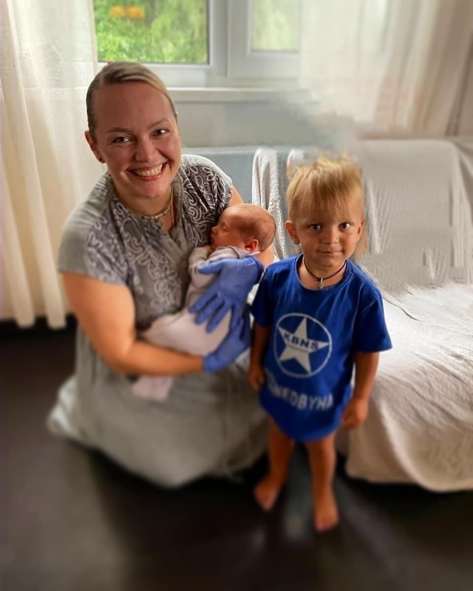 Дивный ассистент Степенька помогает маме в работе😅