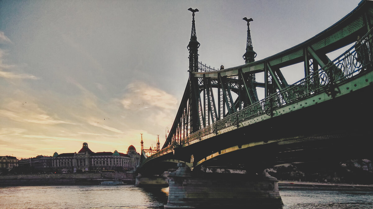 Мост Свободы в Будапеште спроектирован известным архитектором Яношем Фекетехази и построен в конце XIX века у самого основания холма Геллерт.