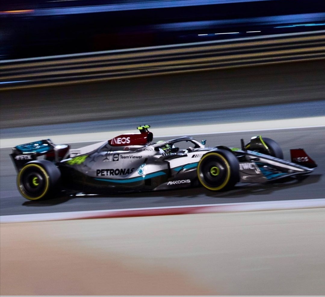 Обратите внимание на бока Mercedes