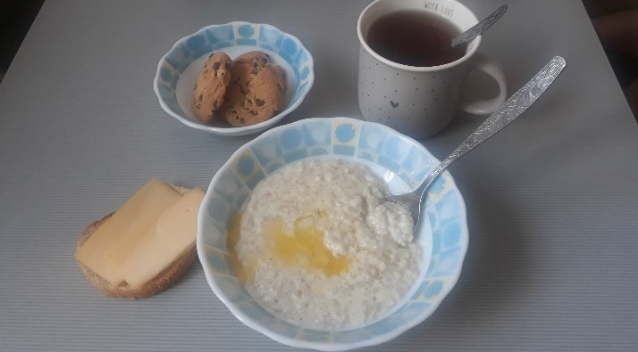 Овсяная каша и бутерброды с сыром на завтрак в исполнении младшего сына. Фото автора.