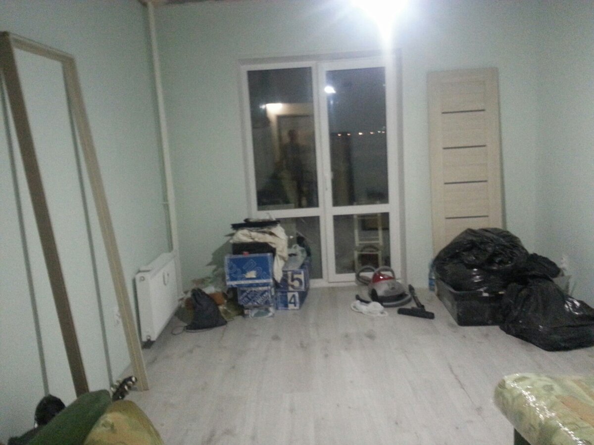 Наша квартира-студия и первыми отделочными работами, еще тогда без двери в ванную, карниза и штор😀