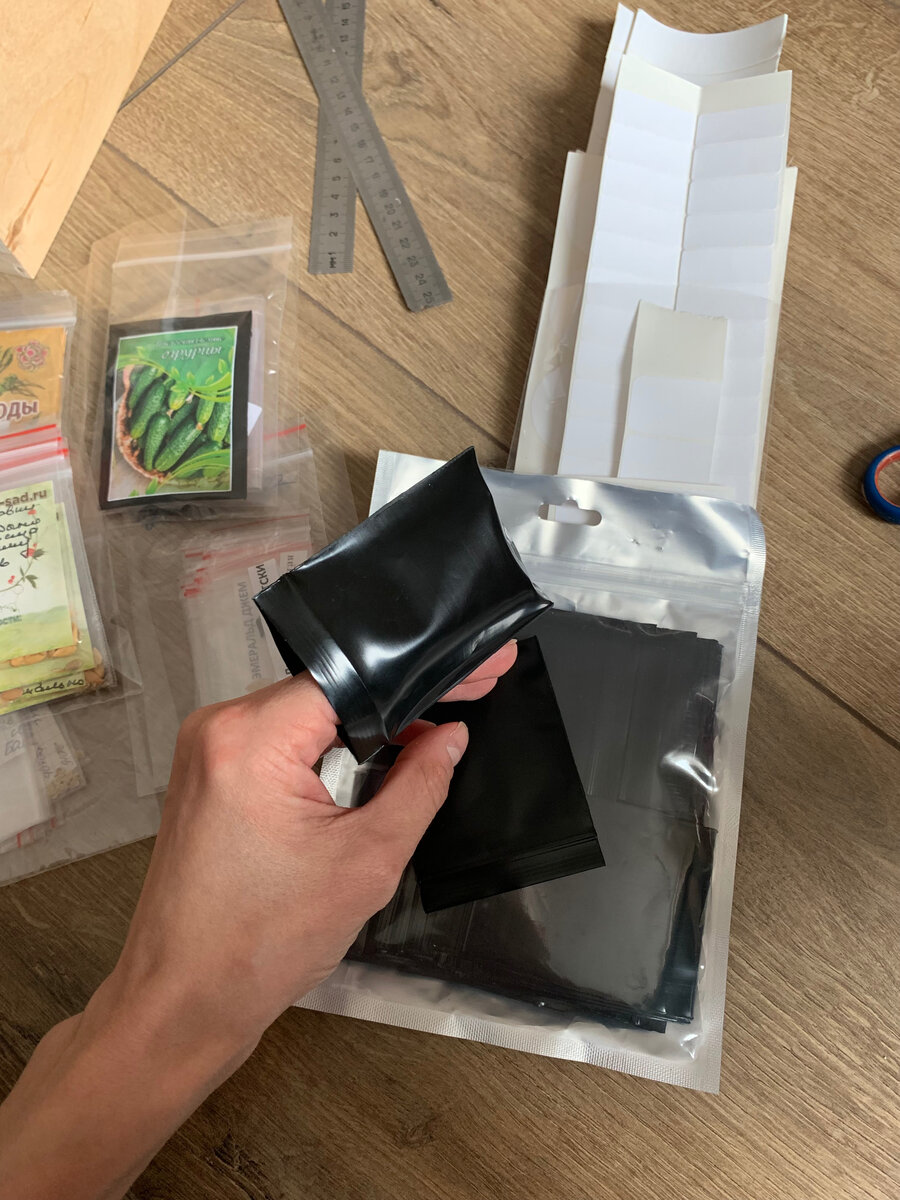 Пакетик небольшой 6х7 см, но для хранения семян самое-то