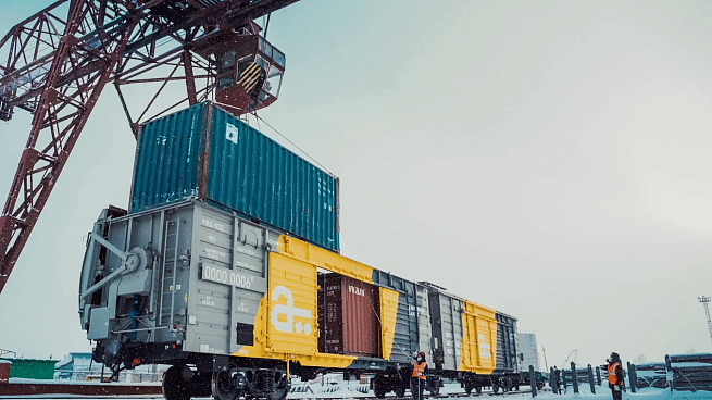  Загрузка контейнеров через крышу. Источник: rzd-partner.ru