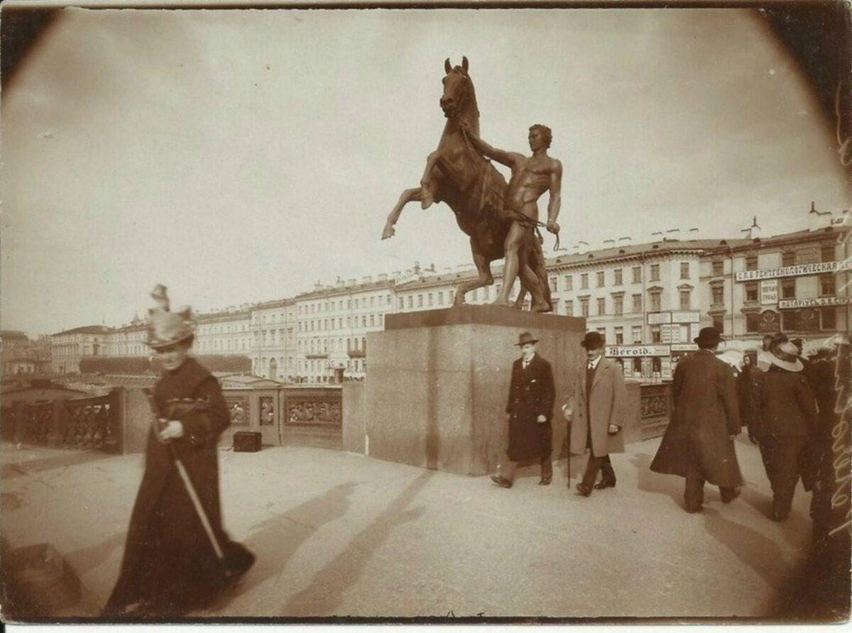 Чудная, хоть не совсем удавшаяся с профессиональной точки зрения,  фотозарисовка 1900 года. Аничков мост, Петербург. Судя по распахнутым пальто - уже довольно тепло. Мужская мода начала столетия удовлетворяет и сегодняшним понятиям об эстетике - весьма элегантно!