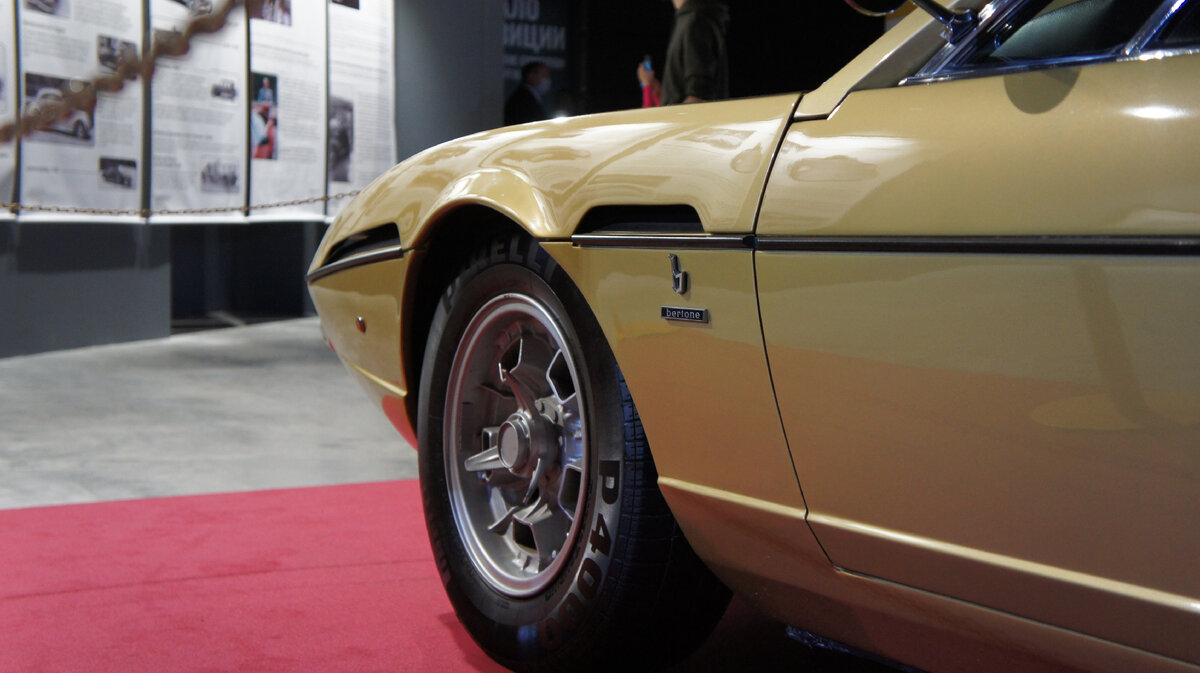 Lamborghini 400GT Espada (1970).
Дизайнер Марчелло Гандини развил в этом четырехместном "гран туризмо" решение, ранее опробованное в среднемоторном Lamborghini Miura - капот, открывающийся заодно с крыльями. Дизайнер даже придумал особый термин, "кофанго" - акроним от слов "кофано" (капот) и "парафанго" (крыло). Это "крыло-капот" скрывает под собой 4-литровый двигатель V12, мощность которого на поздних версиях достигала 350 л.с.. Это был один из самых быстрых четырехместных автомобилей своего времени.
Телец по гороскопу Феруччио Ламборгини выбрал для своих автомобилей эмблему с быком, а называл их, используя лексикон тавромахии: "Эспада" в переводе с испанского - шпага, которой тореадор закалывает быка. 
Шасси автомобиля делалось фирмой Marchesi в Модене. Кузова строил завод Carrozzeria Bertone в Грульяско. Завершался процесс на фабрике Lamborgini в Сант-Агата Болонезе. С лета 1968-го по 1978 выпущено 1217 "эспад". Эту модель в Lamborghini считают "кормилицей", обеспечившей финансовое благополучие марки.