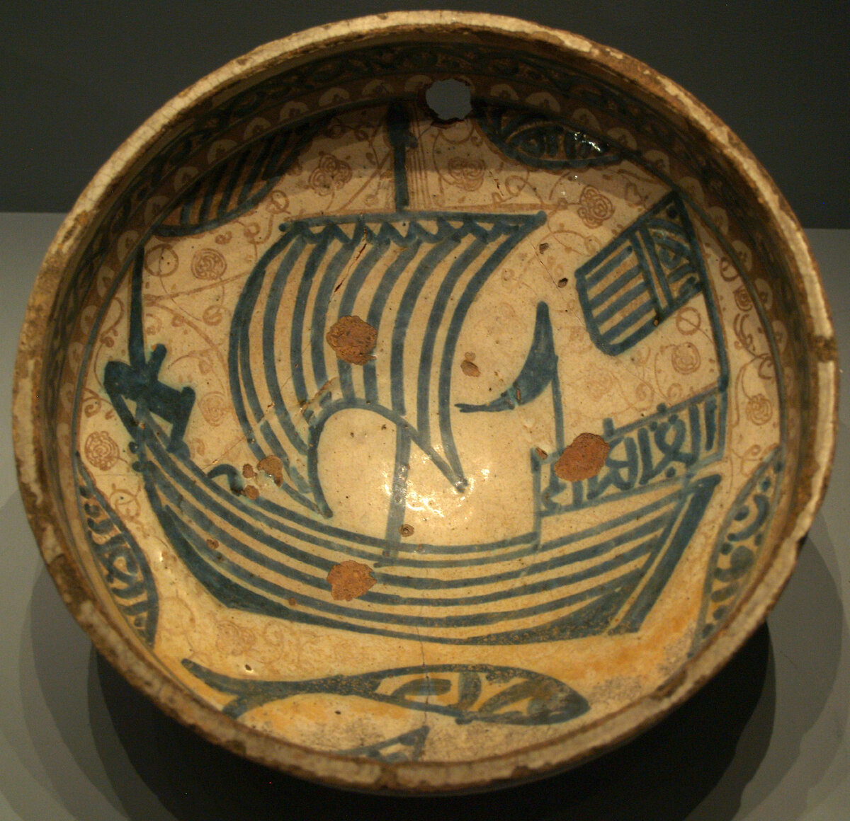 Блюдо из Манисеса (XV век), испано-мавританская керамика, самый ранний вид европейского фаянса.