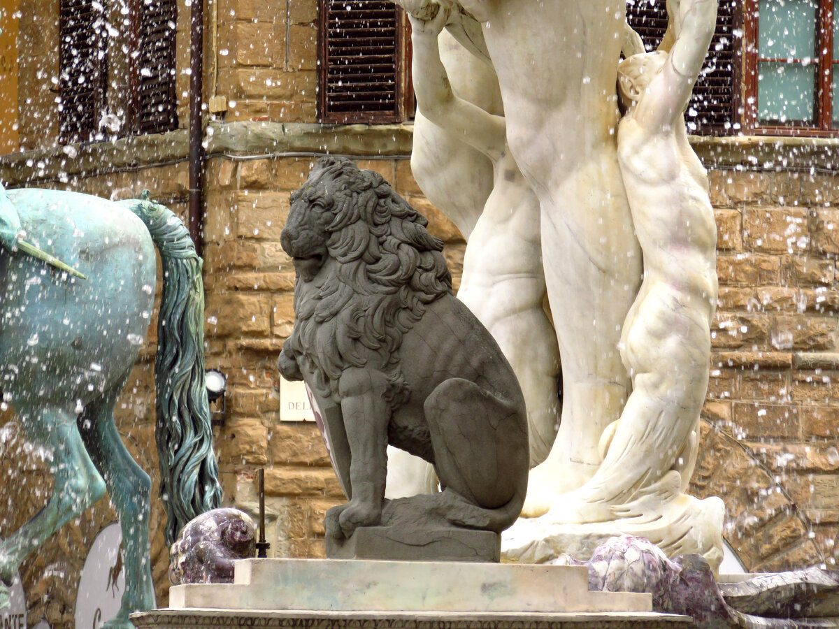 В настоящее время на Площади Синьории установлена копия, а оригинал хранится в зале Донателло в Национальном музее Барджелло (фото автора)