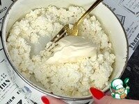     Добавить к нему измельчённый чеснок и майонез, попробовать и если нужно досолить по вкусу. Нужно добиться нежной кремовой текстуры.