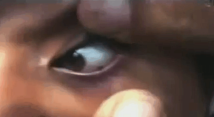 Саадия Салех плачет камнями