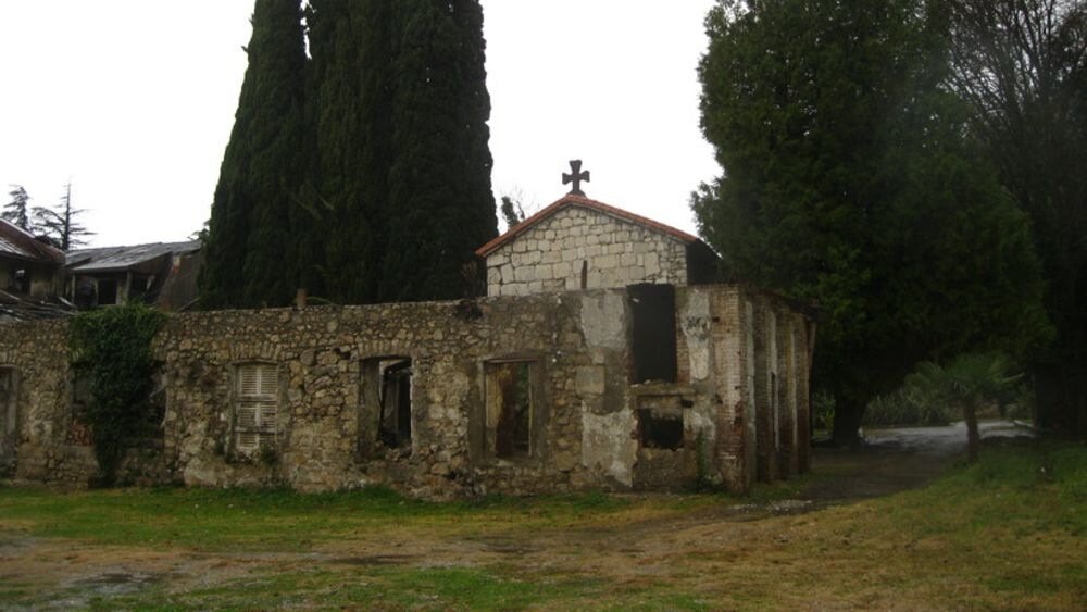 Крепость абаата в гаграх. Храм святого ипатия в гаграх. Церковь абаата в гаграх. Храм абаата. Храм ипатия в крепости абаата.