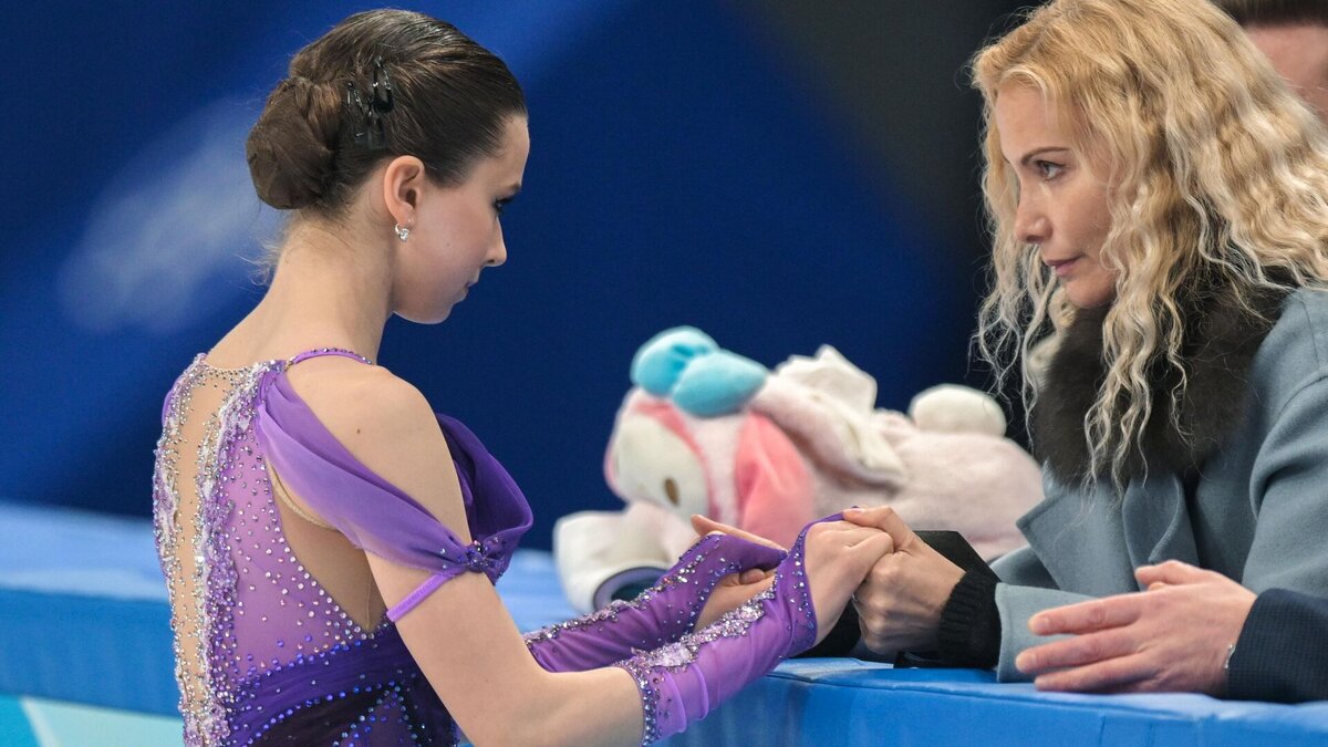 Этери Тутберидзе дает фигуристке Камиле Валиевой напутствия перед выступлением