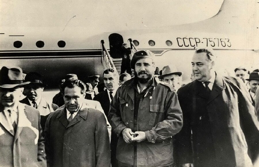 Встреча Фиделя Кастро, председателя Госсовета Кубы, с трудящимися в аэропорту «Кольцово». Слева от Кастро — К. К. Николаев, первый секретарь Свердловского Обкома КПСС. Свердловск. 13 мая 1963 года. Автор фото — Герман Касьянов. Из фондов Свердловского областного краеведческого музея.