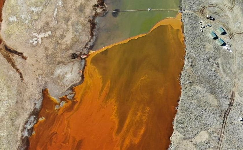 Фото разливающегося топлива во время аварии, снятое со спутника