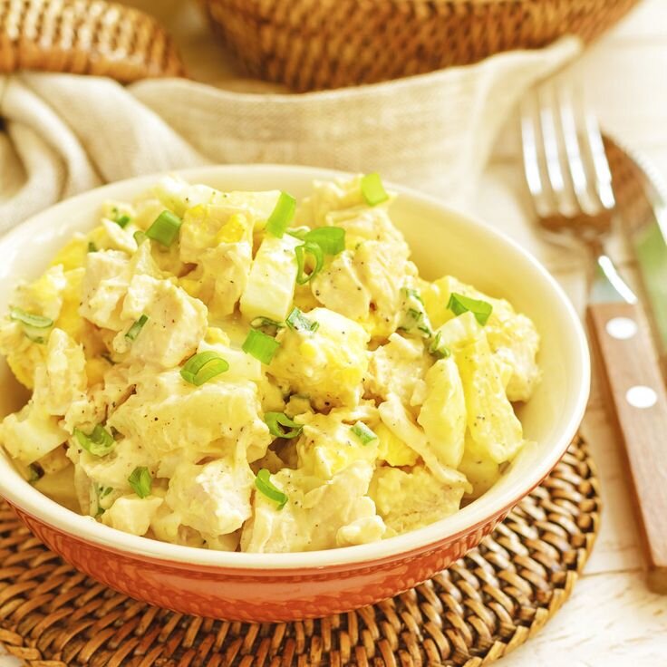 Салат из курицы с ананасами
