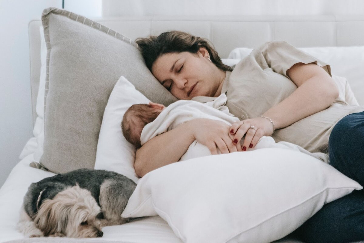 Не старайтесь потратить дневной сон ребенка на домашние дела — ложитесь вместе с малышом, чтобы хорошо отдохнуть