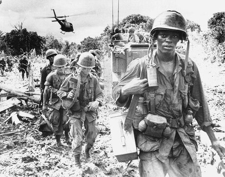 Этот затяжной военный конфликт (1964-1975 гг.) происходил между Северным и Южным Вьетнамом. Северных с Национальным фронтом освобождения Южного Вьетнама поддерживал Советский Союз. Южных - США.-2