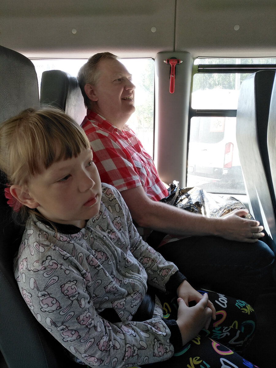 Нас посадили в автобусы согласно купленным билетам. Дорога не близкая, поэтому мы все сидели удобно. И эти же автобусы следовали всегда за нами, и потом обратно привезли