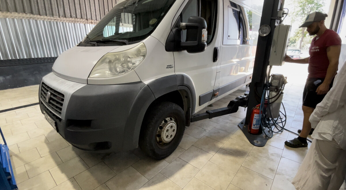 Начинает поднимать за пороги машину.