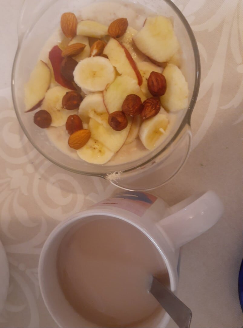 Мой завтрак сегодня (еще за кадром осталось вареное яйцо). Каша из детской Хаинс от 5-ти месяцев, хлопьев 4 злака и овсянки. Из фруктов - яблоко, банан, и где-то под ними - кусочек сливочного масла. Также - миндаль и леной орехи. Непривлекательная жижа в чашке - кофе из очень малого количества кофе с молоком, без сахара.