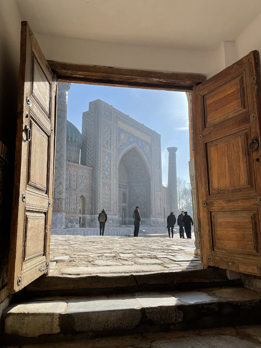 Необычный вид на площадь Регистан, Самарканд. Автор фото Кирилл Локтионов