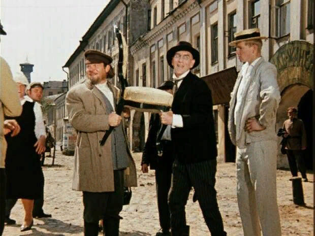 Кадр из фильма "12 стульев". Изображение из этого источника: https://crimea-rossia.mirtesen.ru/blog/43867155866/Pokazal-amerikantsu-12-stulev-Sobache-serdtse-Zori-zdes-tihie-i-