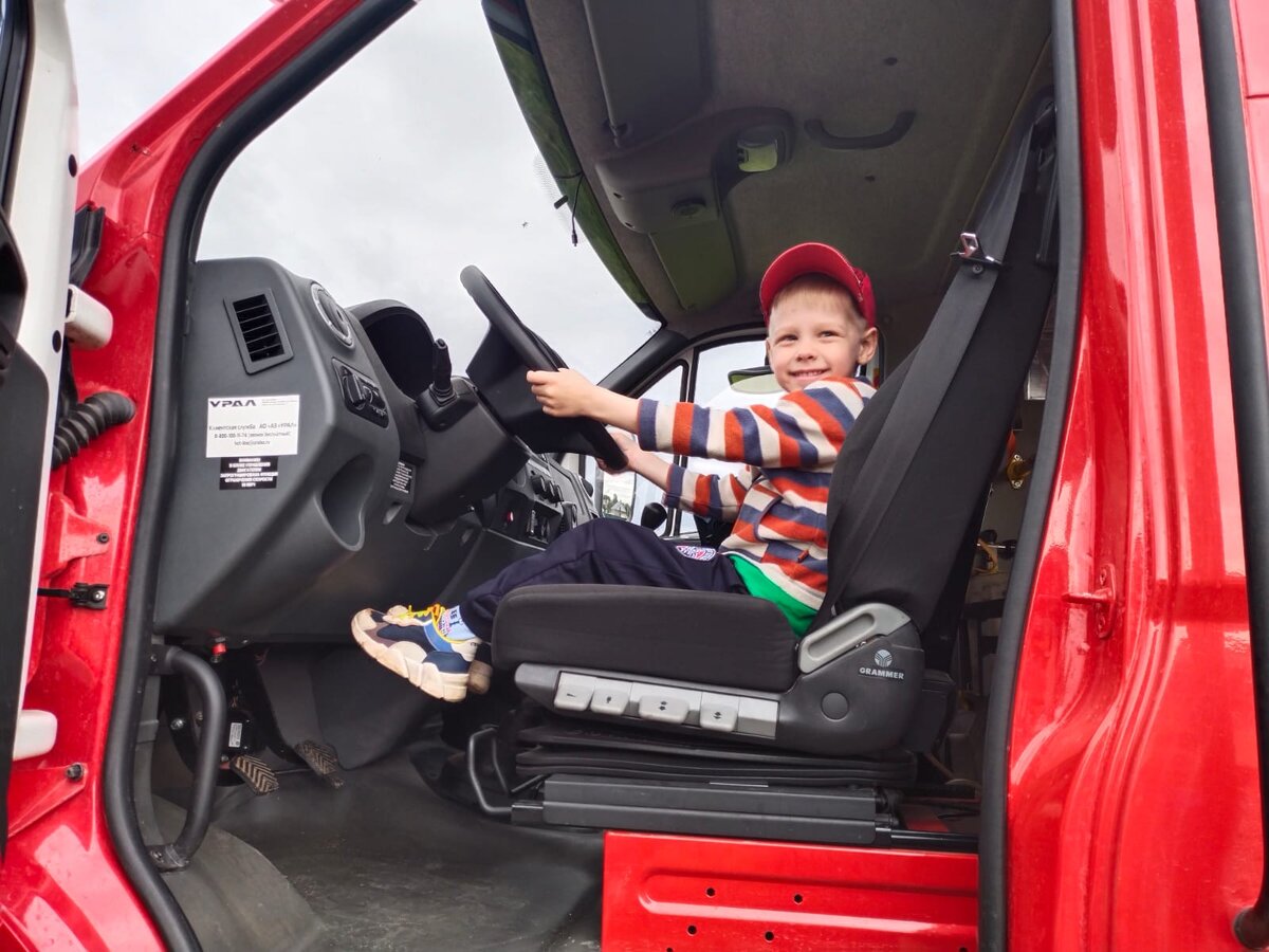 Тим на водительском месте в пожарной машине