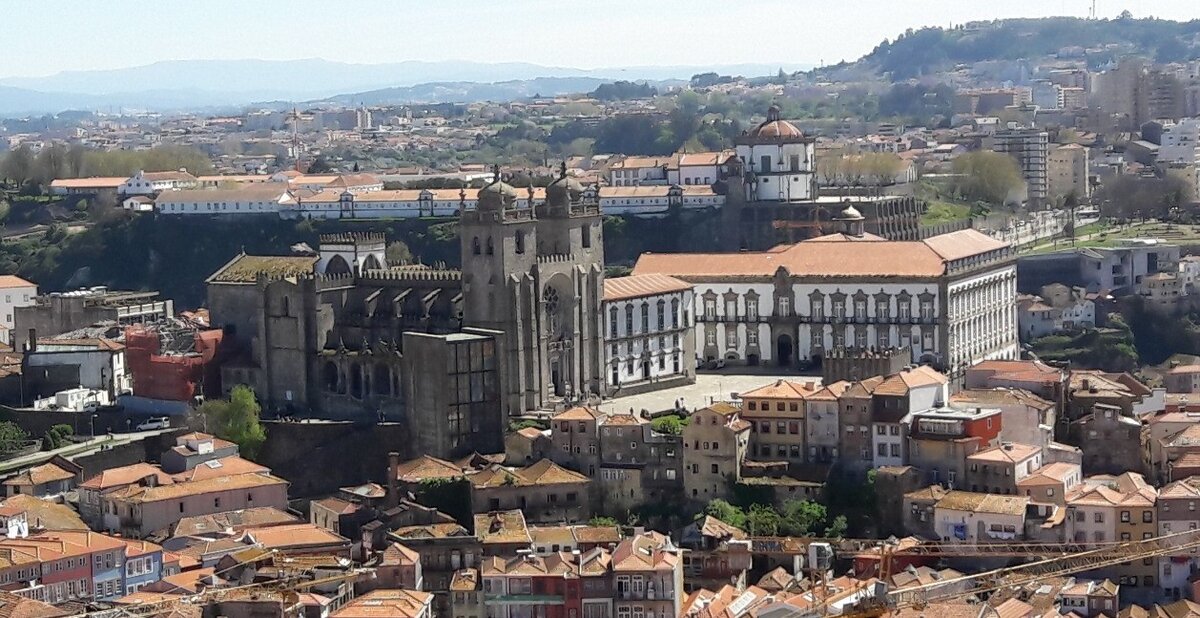  Калдаш, в переводе означает минеральный источник, а  Rainha (Раиня) - королева. Дословный перевод - королевский источник. Фотография из открытых источников