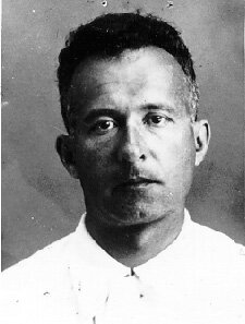 Год рождения1901 Фейгин
Владимир Григорьевич. Национальность еврей. Уроженец г. Белостока Гродненской губ. Место проживания г. Москва, ул. Серафимовича, д. 2 (Дом правительства), кв.17. Образование высшее. Партийность член ВКП(б). Место работы. Род занятий, должность - руководитель оперативной группы сельского хозяйства КСК при СНК СССР. Арестован 27 июня 1937 года. Осужден Военной коллегией Верховного cуда СССР. По обвинению в участии в контрреволюционной террористической организации. Приговорен к расстрелу 29 октября 1937 года. Приговор приведен
в исполнение30 октября 1937 года Реабилитирован23 ноября 1955 года, определением Военной коллегии Верховного суда СССР Место захоронения Донское кладбище, могила 1. Место хранения дела Центральный архив ФСБ России