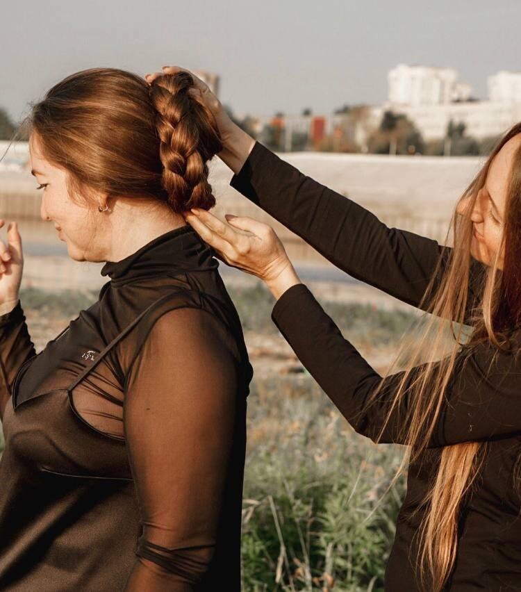 На фотосессии с подругой Светой. Я слева.