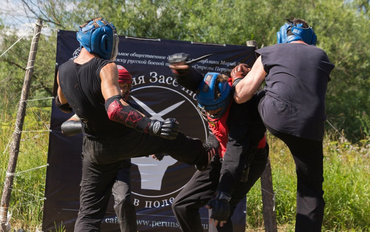 Тренировка по прикладному многоборью засечного боя в Перуновой Слободе