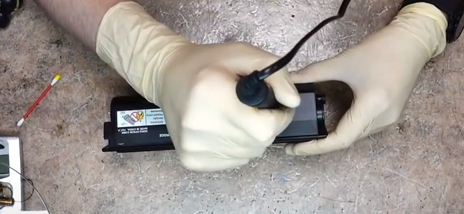 Делаем отверстие в корпусе