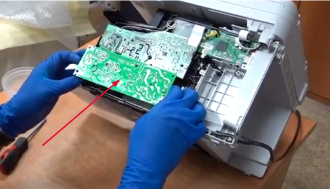 Расположение пружинки, которую нужно снять