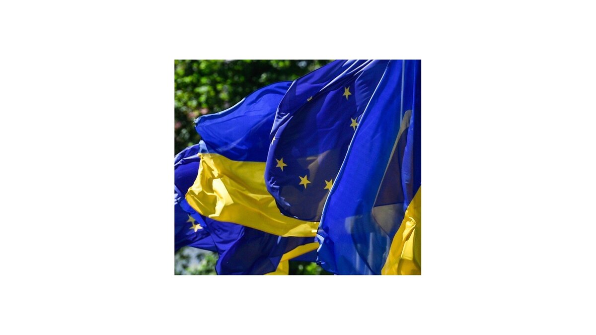    Флаги Украины и Евросоюза на церемонии по случаю введения безвизового режима между Украиной и ЕС© Фото : Администрация Президента Украины