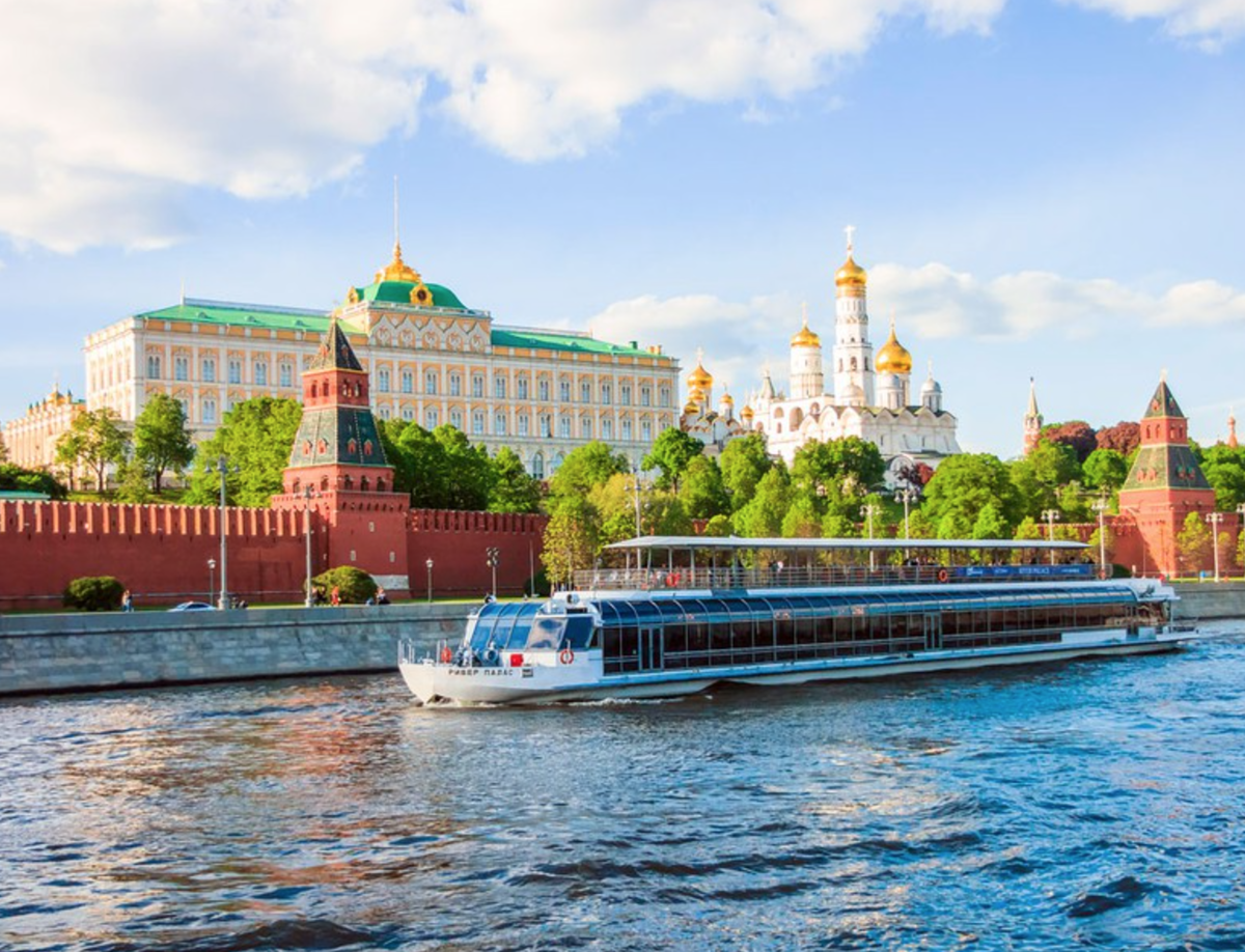 Речная прогулка по москве с ужином. Теплоход по Москве реке Ривер Палас. Яхта Ривер Палас. Речные прогулки Ривер Палас. River Palace теплоход Москва.