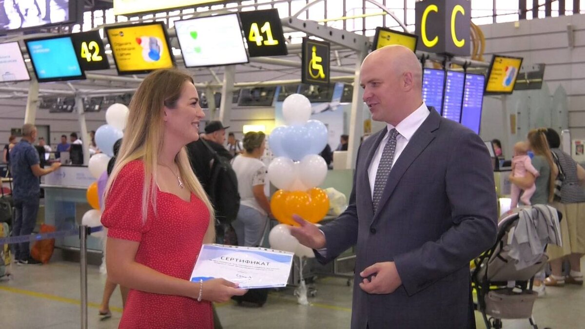 На фото: вручение подарочного сертификата первому пассажиру (Ирина Пономарева)