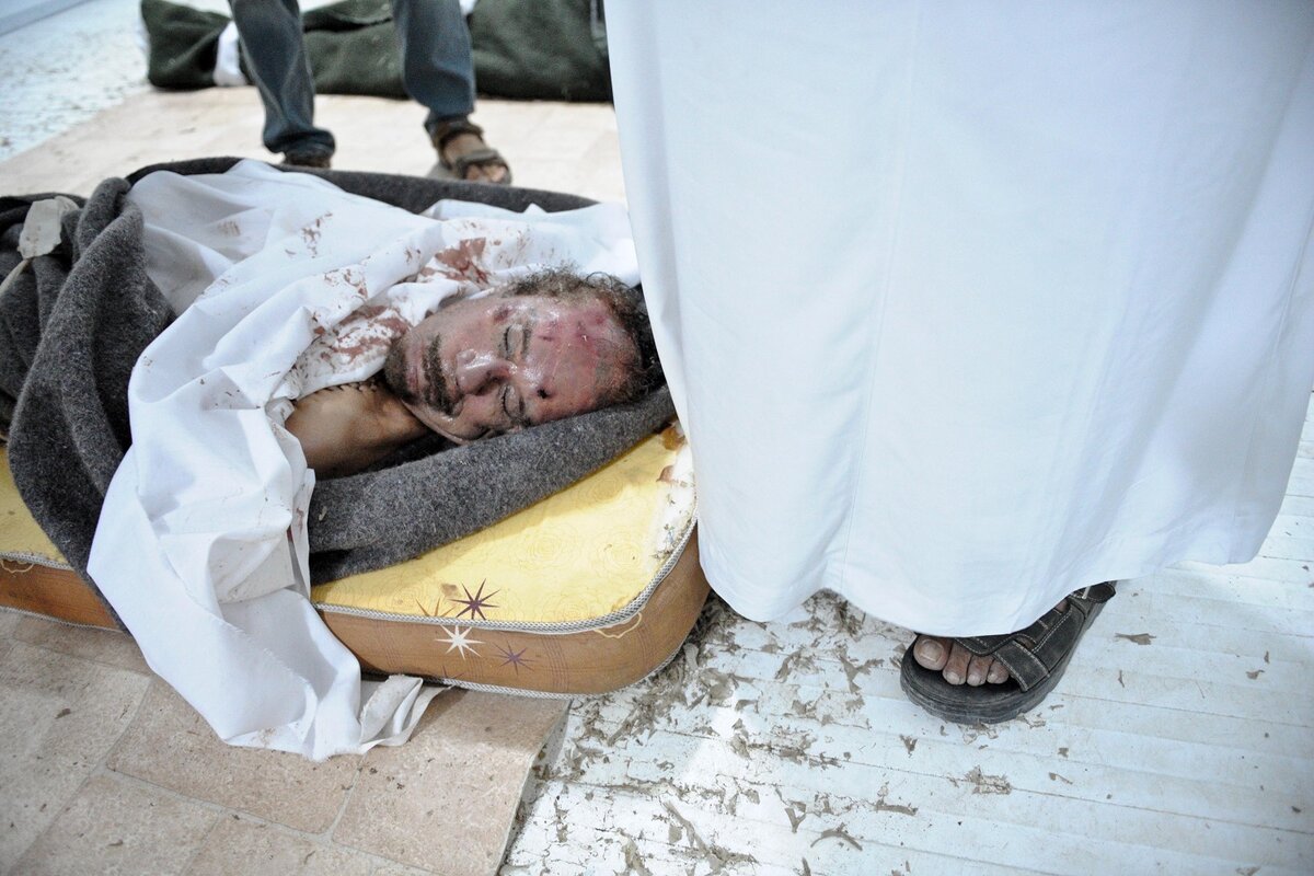 БЫВШЕГО ЛИДЕРА ДЖАМАХИРИИ, ПОПАВШЕГО В ПЛЕН, РАСТЕРЗАЛА ТОЛПА ПОВСТАНЦЕВ, НАПРАВЛЯЕМАЯ УВЕРЕННОЙ РУКОЙ ИЗ-ЗА ОКЕАНА. ФОТО: LI MUZI/GLOBALLOOKPRESS