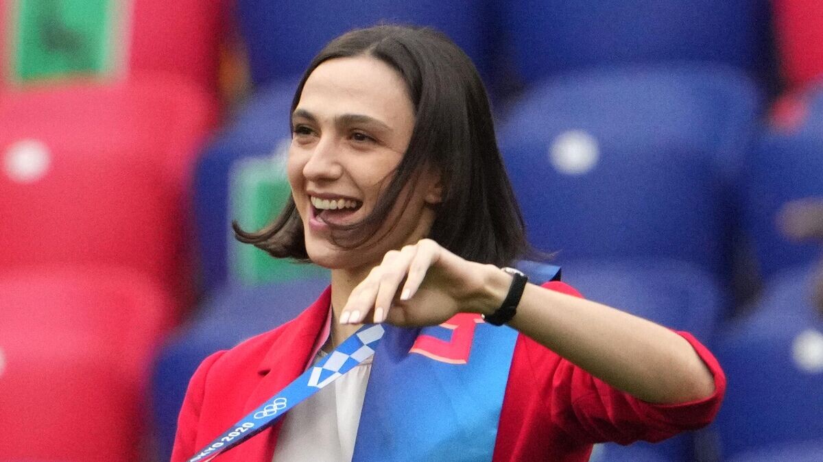    Олимпийская чемпионка в прыжках в высоту Мария Ласицкене перед началом матча 5-го тура чемпионата России по футболу среди клубов Премьер-лиги между командами ПФК ЦСКА (Москва) и ФК "Ахмат" (Грозный).© РИА Новости / Александр Вильф
