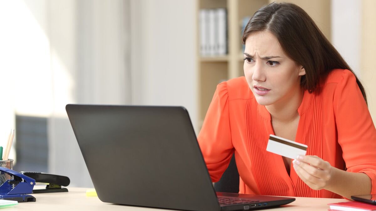    Девушка с банковской картой перед ноутбуком© Depositphotos / AntonioGuillemF