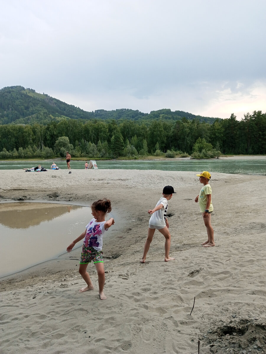 пляж между озером Ая и Бирюзовой Катунью