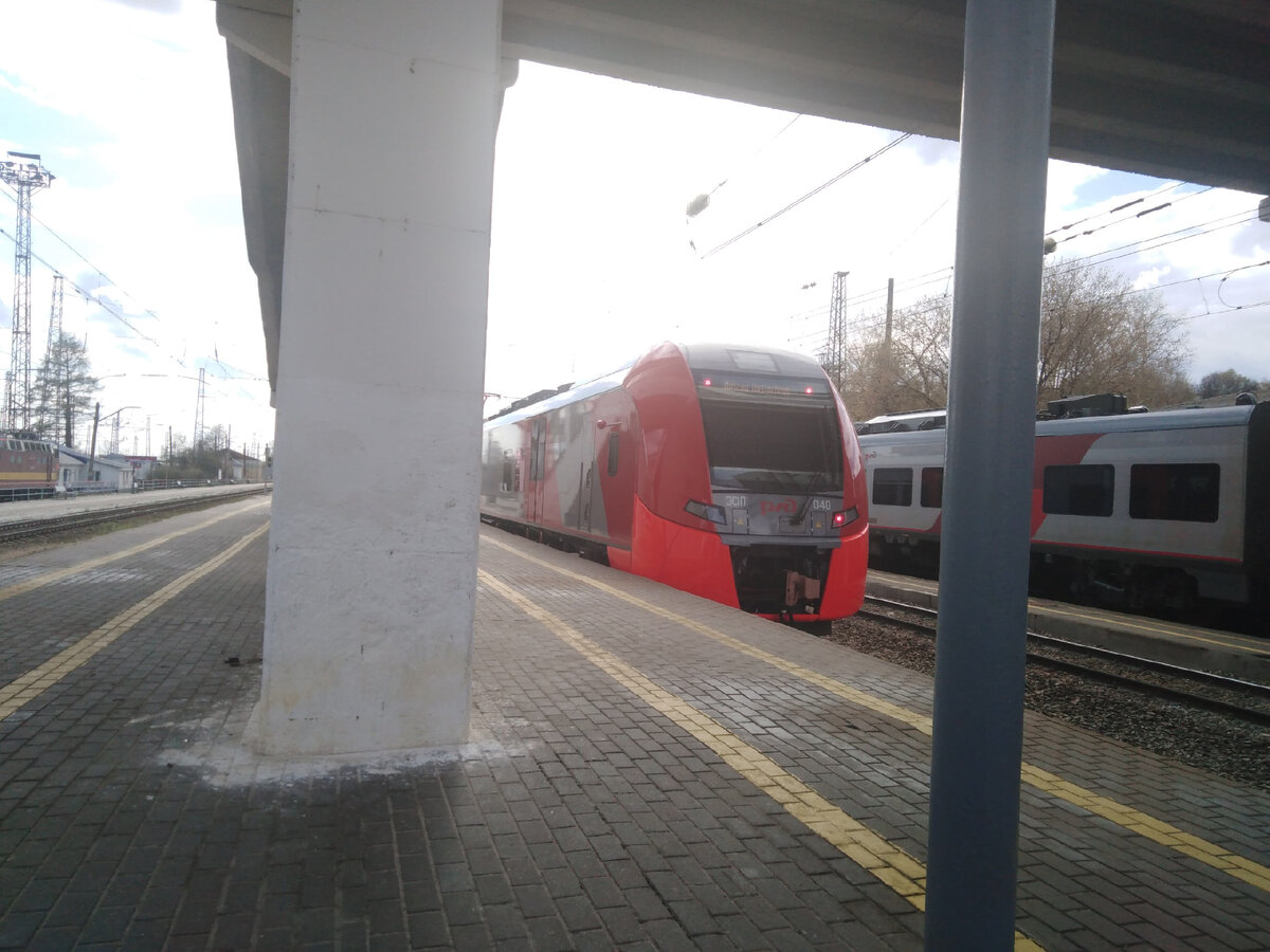 Вид с платформы №3 из-под перехода на пути №5, 3 и платформу №2 (направо).