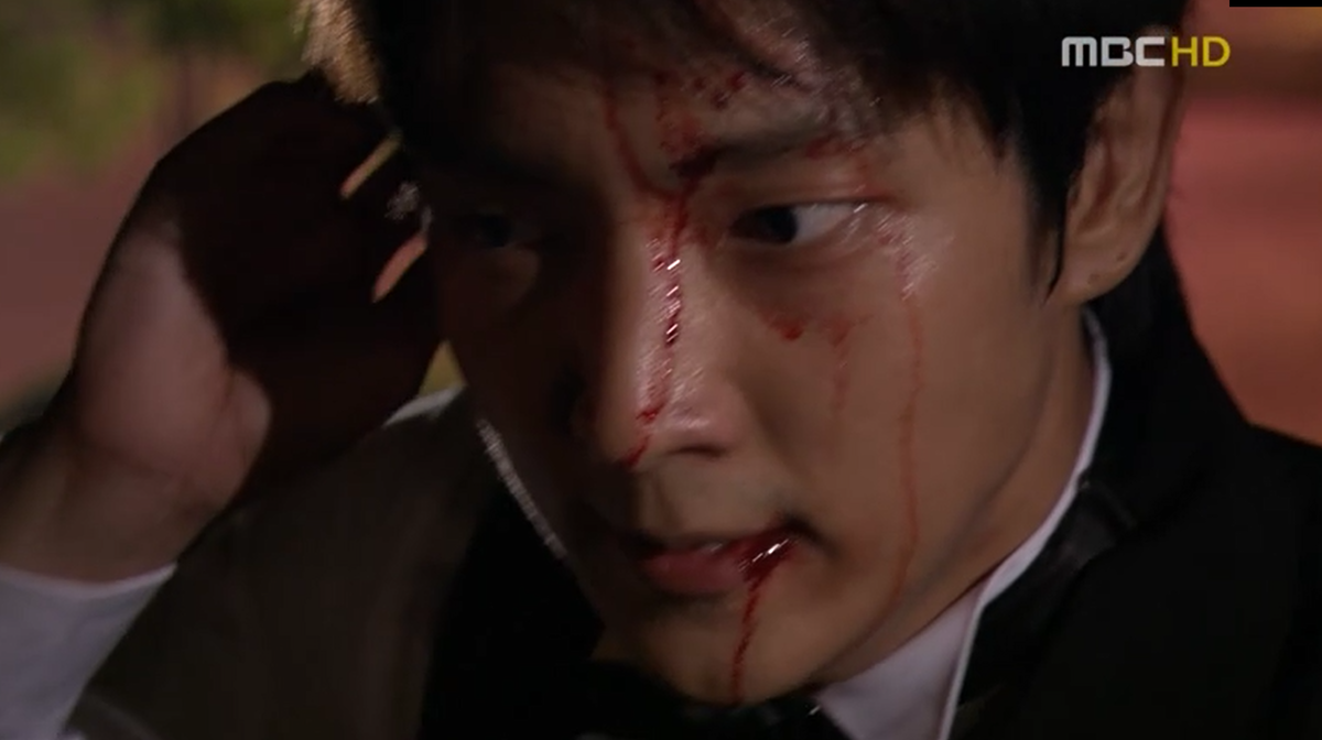 А ведь если бы они получше присмотрелись к деточке, то может быть и не отдавали его в космонавты, то есть в разведчики. Но никто не хотел видеть Кея. Поэтому Су Хен, как Гекельберри Финн, взялся красить забор. Но нутро не спрячешь. Явные признаки Кея проявляются в агенте на фоне нервного срыва (сколько у него их будет!). Конкретно вот здесь Су Хен перстал слушать начальство, со злотью выкинул наушник и понесся навстречу Року. 