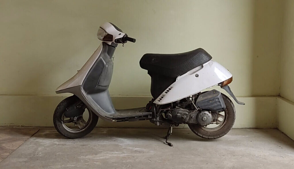 Посмотрев в интернете на умельцев, которые делают разные самоделки из гироскутеров, решил переделать бензиновый скутера Honda Tact AF16 в электроскутер.-2