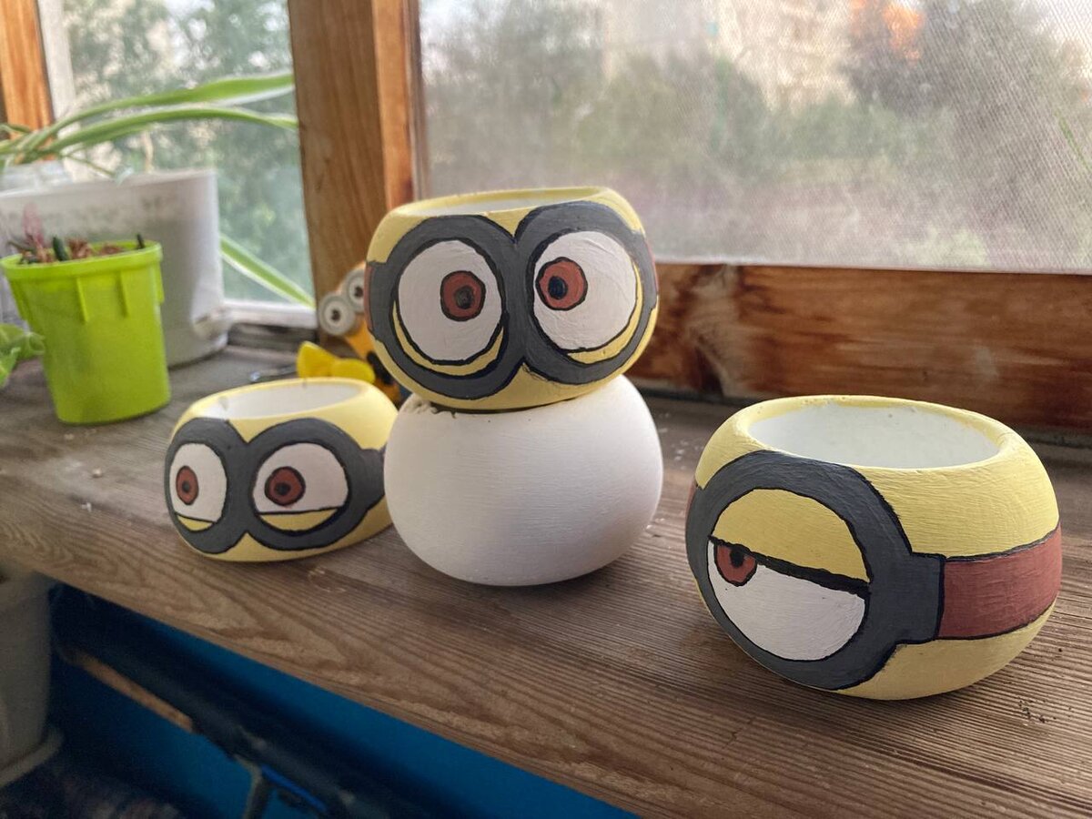 Покрашенные и разрисованные под миньонов маленькие кашпо для суккулентов
