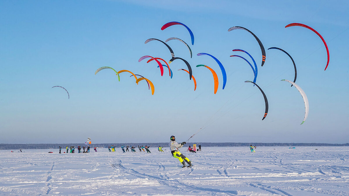    Любители экстрима по достоинству оценят сноукайтинг на берегу зимнего озера.Фото: vk.com/ptzlive