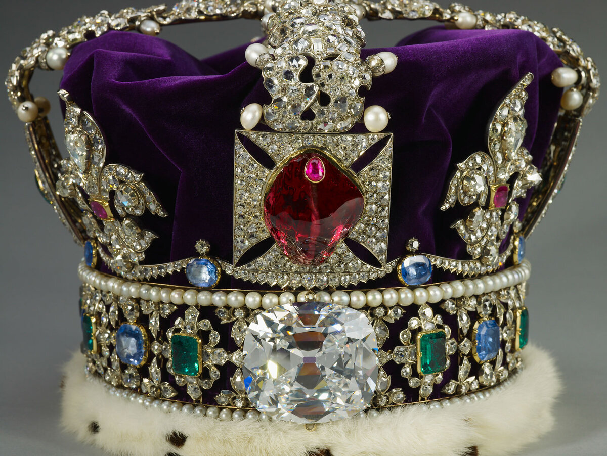 Рубин Черного принца установлен в передний крест Короны Британской империи выше алмаза Куллинан-II