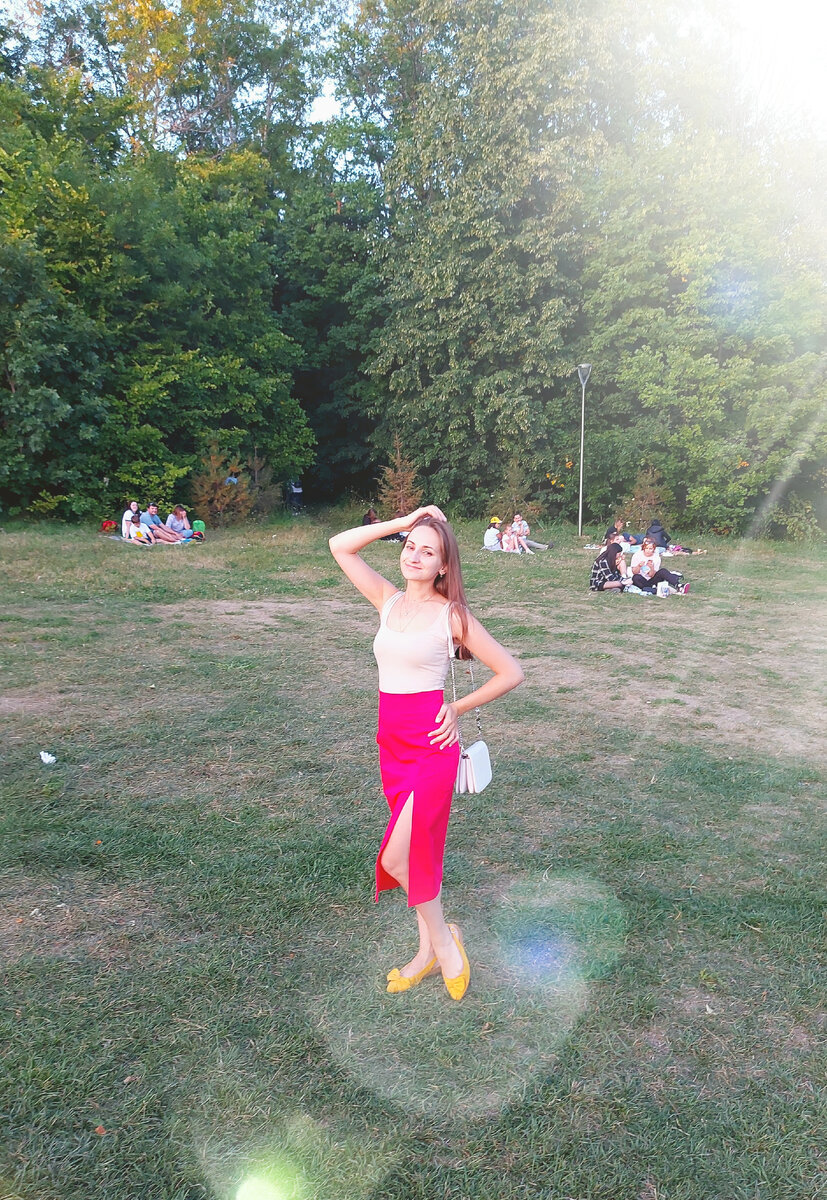 А это просто летняя фоточка, которая на первый взгляд не в тему, но если обратить внимание, то земля уже такая выгоревшая и не слишком зелёная, потому что это уже конец августа, всего за неделю до осени. Но погода позволяла одеться по-настоящему по-летнему. Вспоминаем о тёплых деньках...)